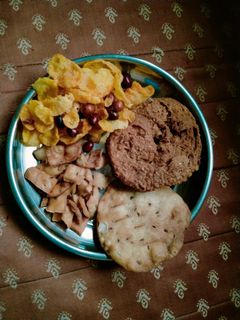 मैदा की पूरी (Maida ki puri recipe in hindi) रेसिपी मुख्य फोटो