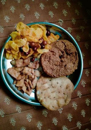 मैदा की पूरी (Maida ki puri recipe in hindi) रेसिपी मुख्य फोटो