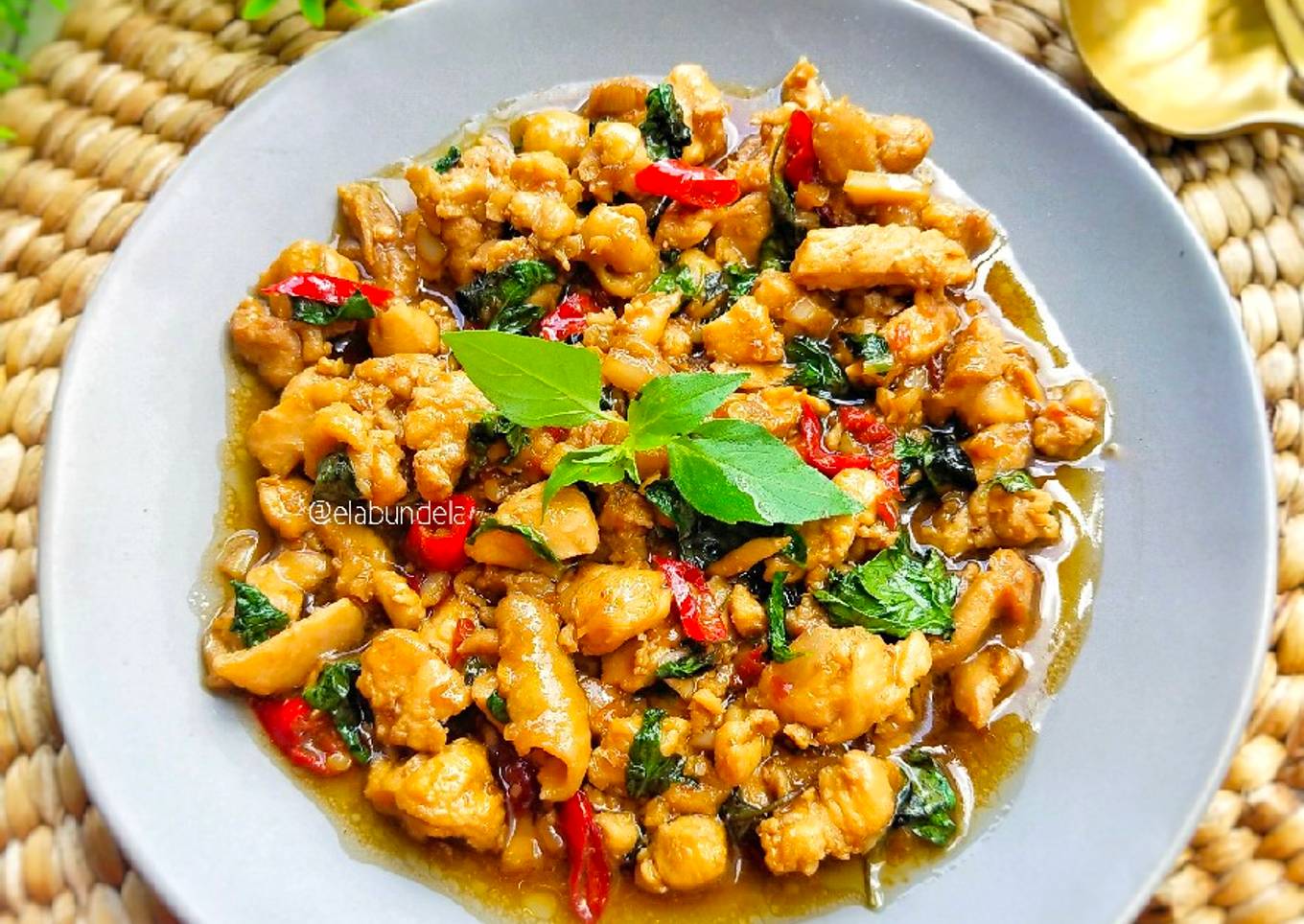 Pad Kra Pao ผัดกระเพ (Thai Chicken Basil 🇹🇭)