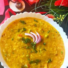 A picture of Kathiyawadi masala khichadi.