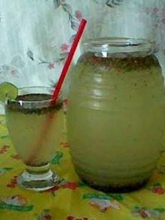 Una foto de Agua de chía con limón