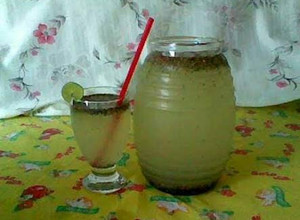 Una foto de Agua de chía con limón