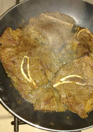 Una foto de Bifes con salsa de cebolla