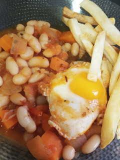 Una foto de Cazuela de porotos con tomate y huevo