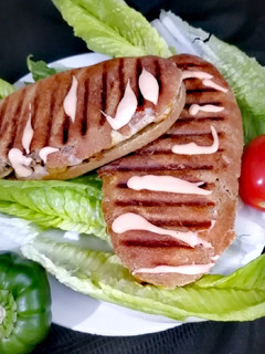 عکسی از دستور ساندویچ میکری (پنینی) با نان جو (آرد جو و آرد نول)