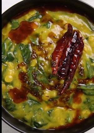 A picture of Palak Dal (spinach-lentil soup).
