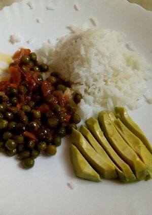 A picture of Fried green peas with boiled Rice.