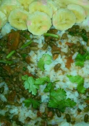 A picture of Western ndengu and rice.