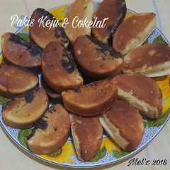 A picture of Pukis Keju & Cokelat. Super Enak 👌 lembut.