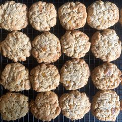 A picture of Oats & Orange Marmalade Cookies.
