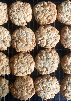 A picture of Oats & Orange Marmalade Cookies.