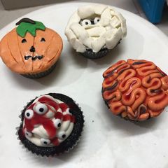 A picture of Spooky Halloween cupcakes.