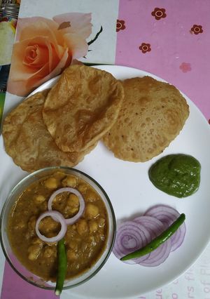 छोले पूरी(chole poori recipe in hindi) रेसिपी मुख्य फोटो