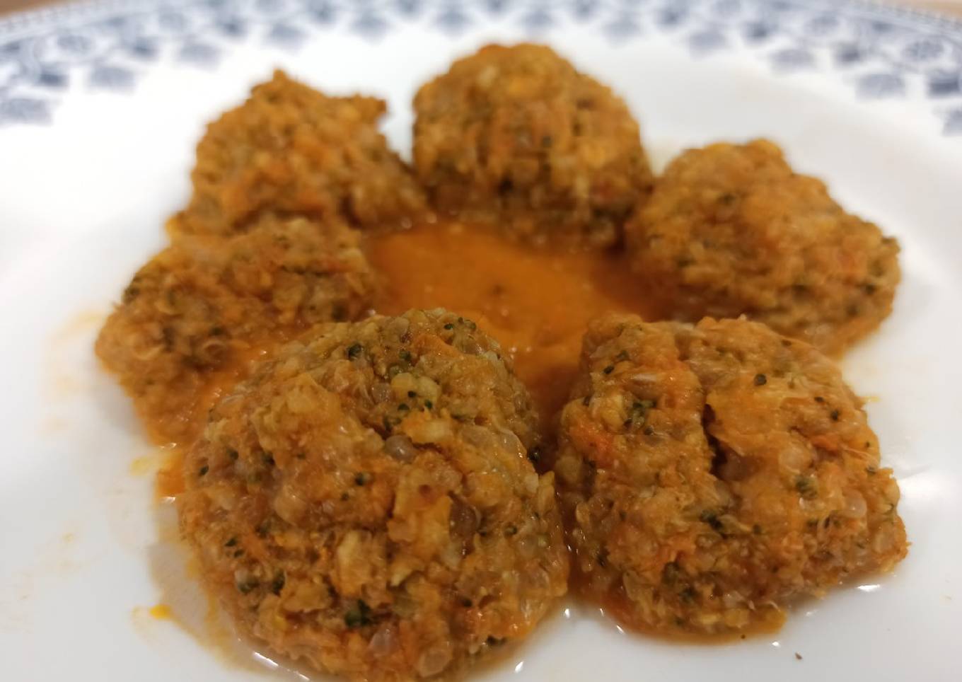 Albóndigas de brócoli, quinoa, boniato y avena con tomate (BLW)