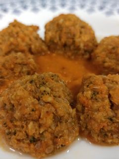 Una foto de Albóndigas de brócoli, quinoa, boniato y avena con tomate (BLW)