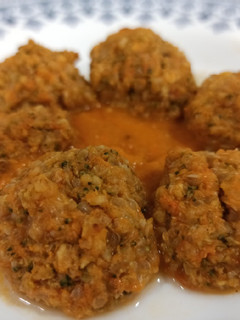 Foto principal de Albóndigas de brócoli, quinoa, boniato y avena con tomate (BLW)
