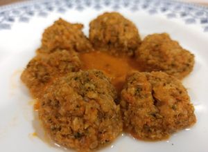 Una foto de Albóndigas de brócoli, quinoa, boniato y avena con tomate (BLW)