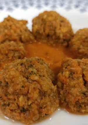 Una foto de Albóndigas de brócoli, quinoa, boniato y avena con tomate (BLW)