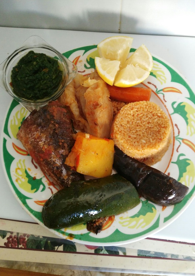 Una foto de Arroz senegalés con pescado verduras y espinacas