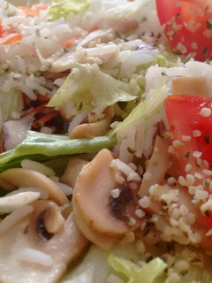 Una foto de Ensalada templada con arroz basmati y Agua de Mar