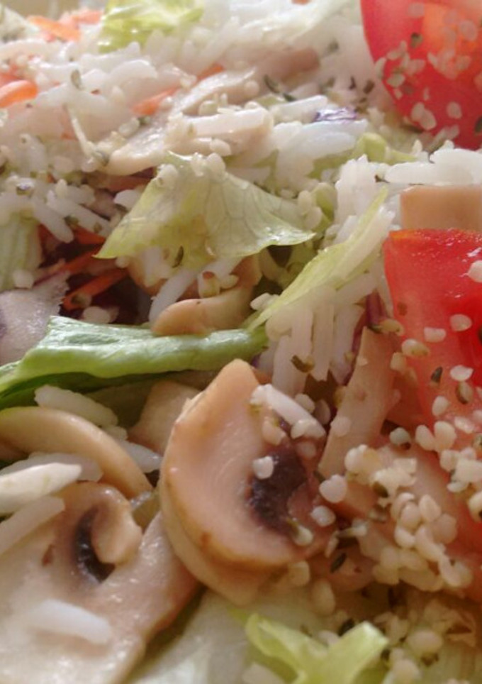 Una foto de Ensalada templada con arroz basmati y Agua de Mar