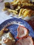 Montaditos de lomos, patatas, pimientos verdes y huevo frito