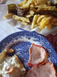 Una foto de Montaditos de lomos, patatas, pimientos verdes y huevo frito