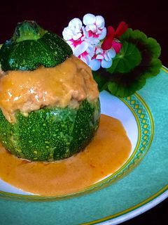 Una foto de Calabacín luna relleno de atún y langostinos