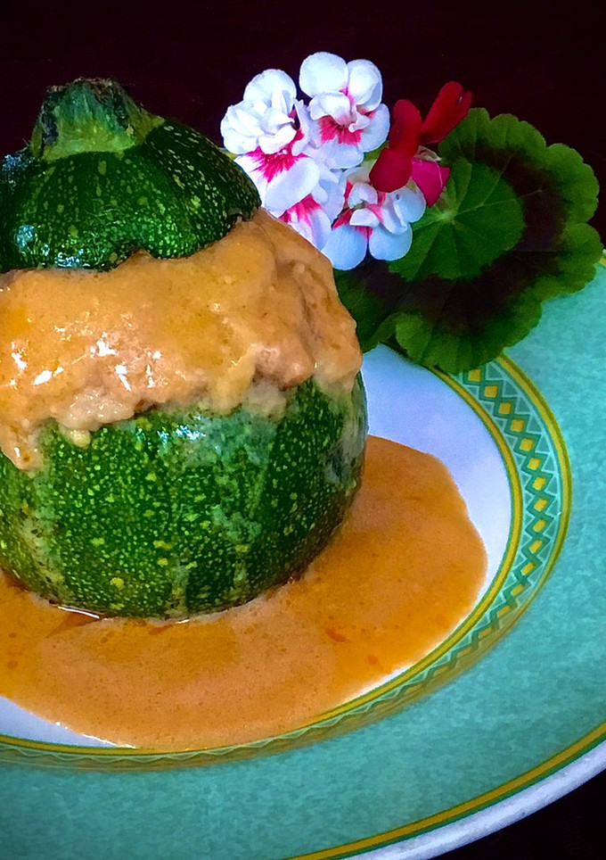 Una foto de Calabacín luna relleno de atún y langostinos