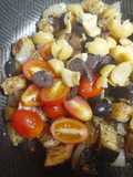 Salteado de berenjenas, opcional con fideos tirabuzón