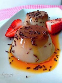 Una foto de Flan instantáneo de vainilla, canela y fideos de chocolate