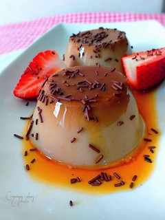 Una foto de Flan instantáneo de vainilla, canela y fideos de chocolate