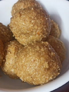 ભાખરી ના લાડુ (Bhakhri Ladoo Recipe In Gujarati) રેસીપી મુખ્ય ફોટો