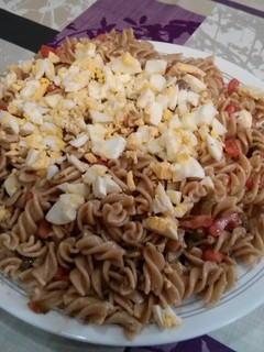 Una foto de 🍝 Ensalada de pasta fusilli