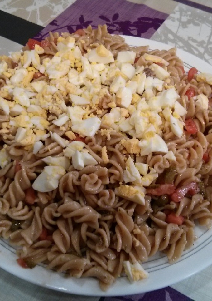 Una foto de 🍝 Ensalada de pasta fusilli