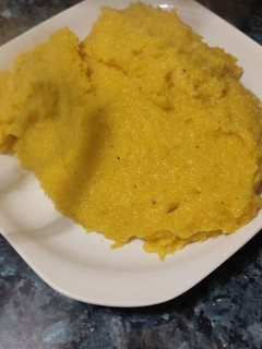 Una foto de Mămăligă (Torta de Maíz)