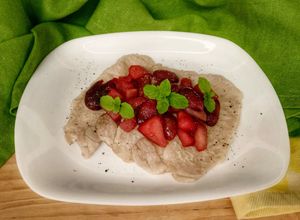 Foto di Scaloppine di lonza con mele e uva
