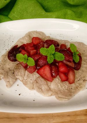 Foto di Scaloppine di lonza con mele e uva