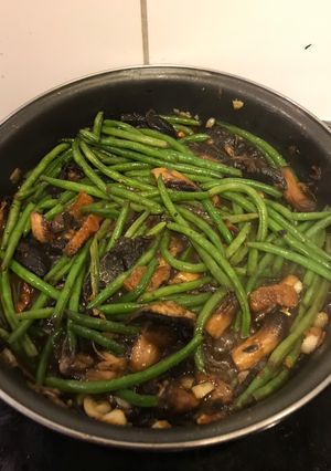 Une photo de Haricots verts, ail et champignons