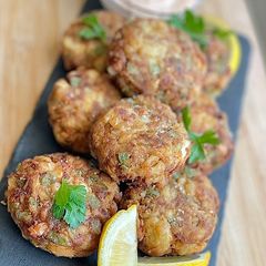 A picture of *Easy* Crab Cakes w/ Spicy Mayo *no egg*.