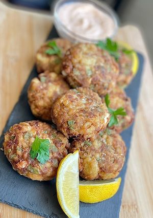 A picture of *Easy* Crab Cakes w/ Spicy Mayo *no egg*.