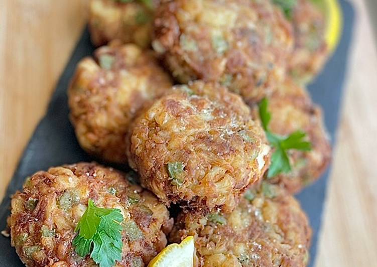 Crab Cakes w/ Spicy Mayo *Easy* Crab Cakes w/ Spicy Mayo <em>Easy</em>