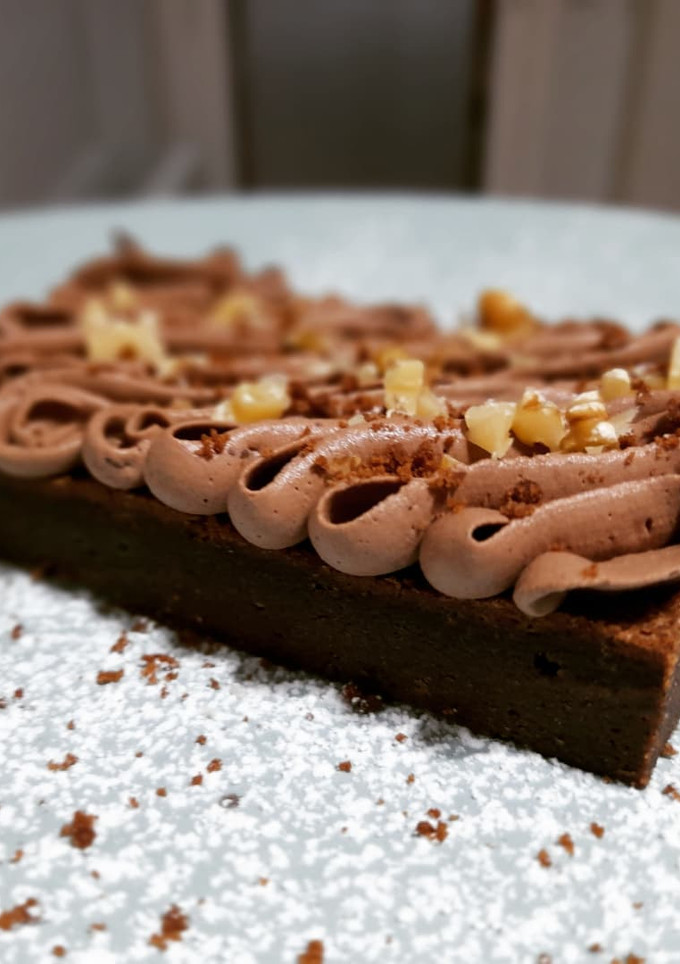 Una foto de Brownie con speculoos con trufa y nueces