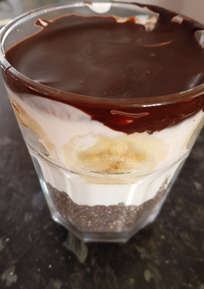 Una foto de Chía con yogurt y chocolate