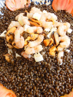 Una foto de Lentejas caviar en ensalada de marisco