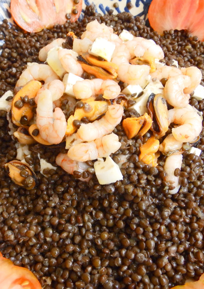 Una foto de Lentejas caviar en ensalada de marisco