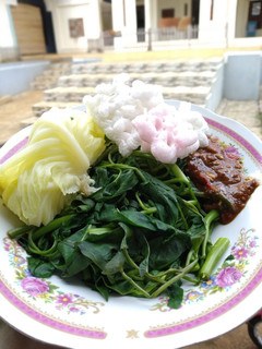 Foto resep Plecing Kangkung Sambal Kacang Kerupuk Pasir