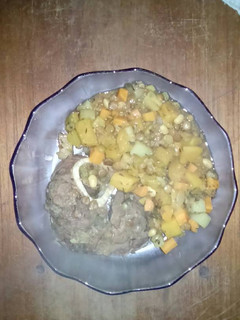Una foto de Guiso de verduras y osobuco (puchero)