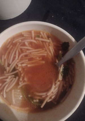 Una foto de Sopa de fideos con jitomate natural y cilantro muy rica