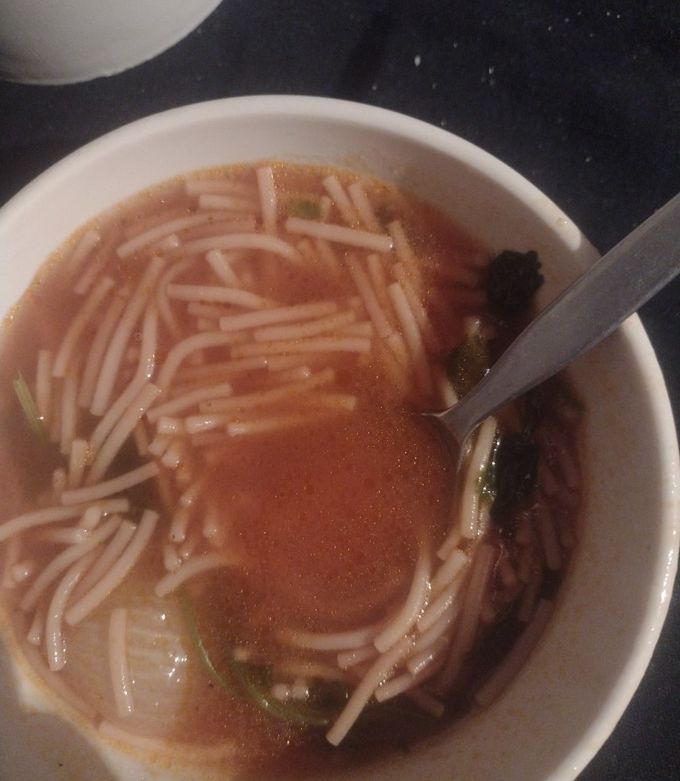Una foto de Sopa de fideos con jitomate natural y cilantro muy rica